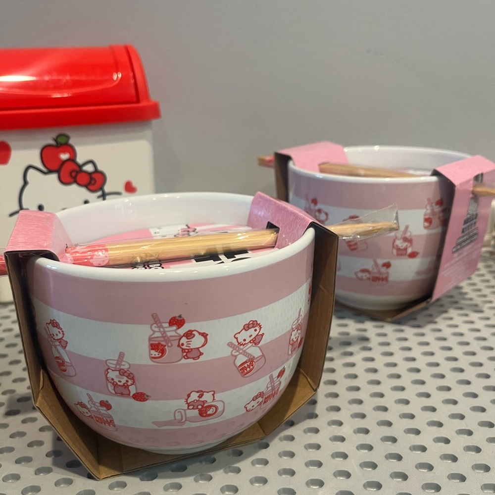 Hello kitty ramen bowl